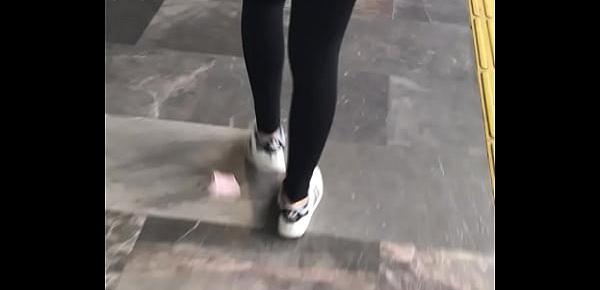  Leggins traía cachetero negro con encaje blanco.